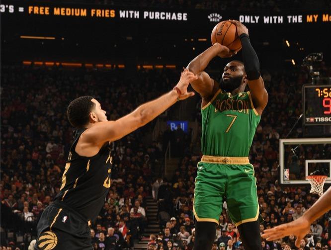  杰伦布朗强硬突破造杀伤，凯尔特人大胜猛龙稳居前列